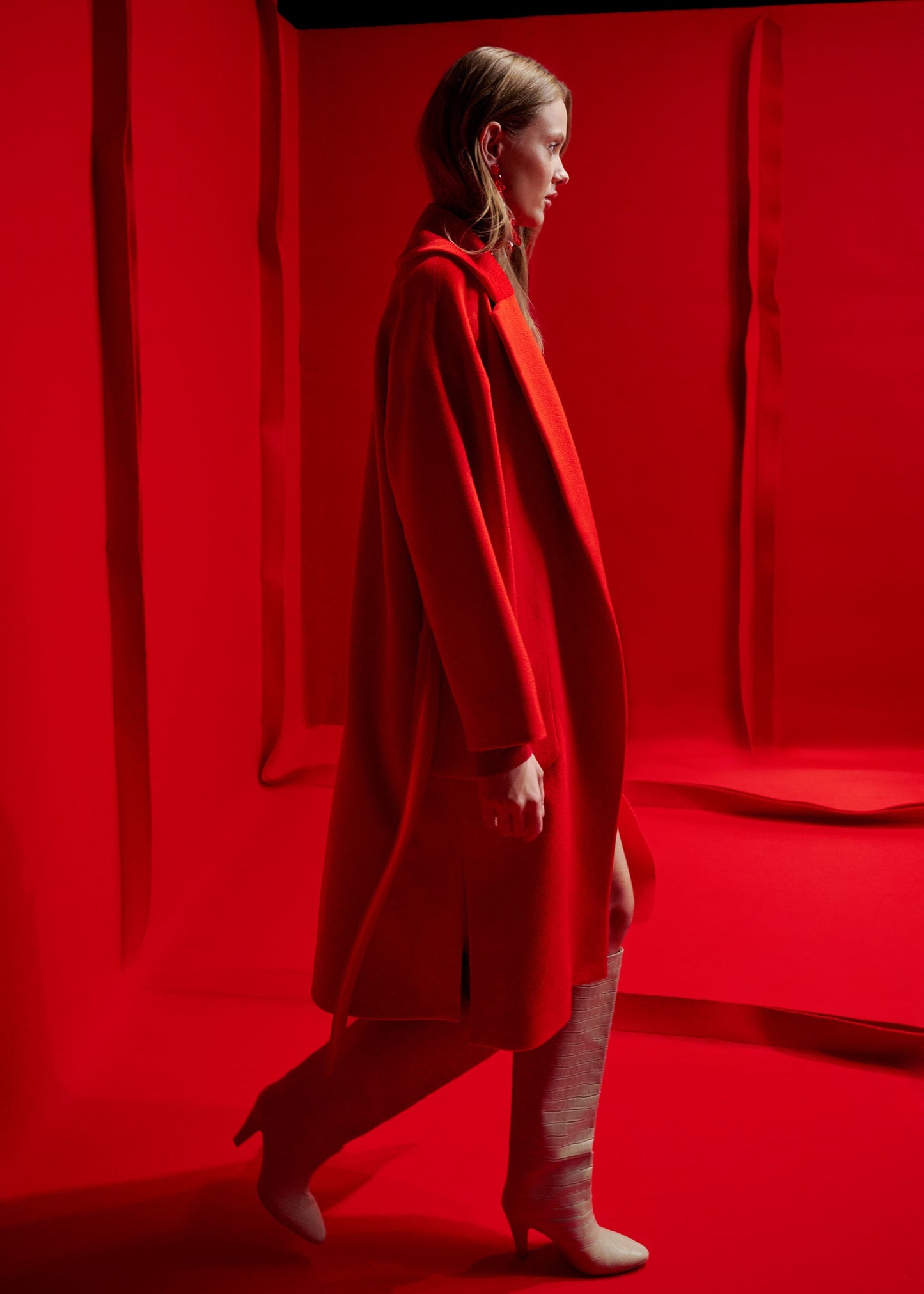 Cashmere coat by Prague fashion atelier MAY. Timeless womenswear.
