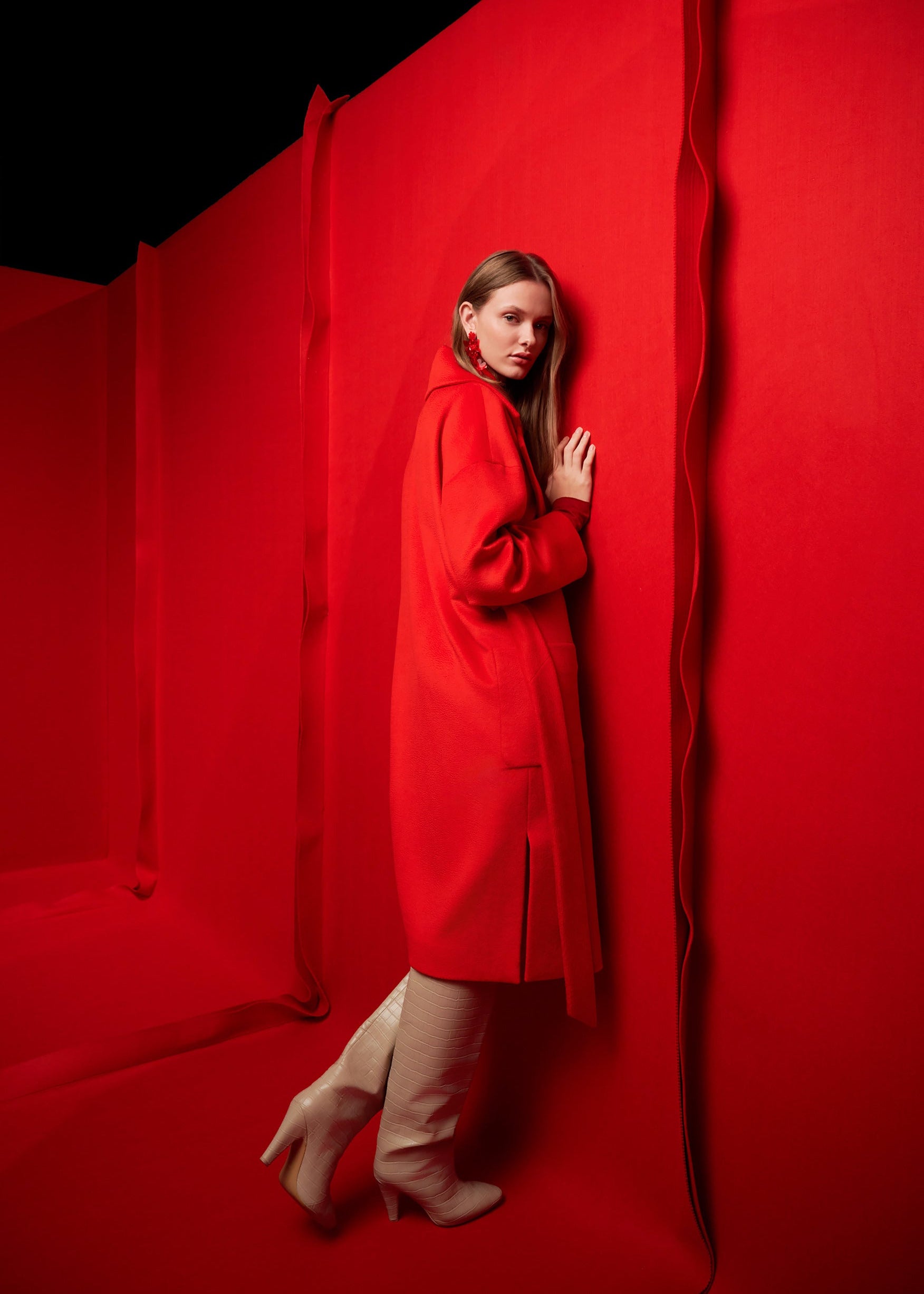 Cashmere coat by Prague fashion atelier MAY. Timeless womenswear.
